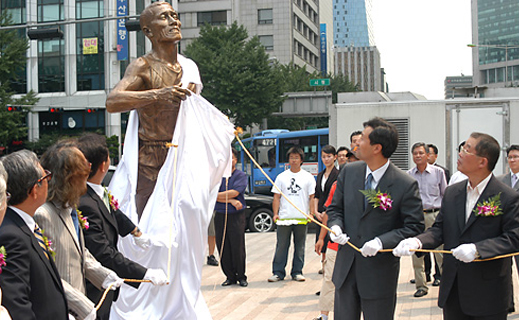 손기정 동상 제막식